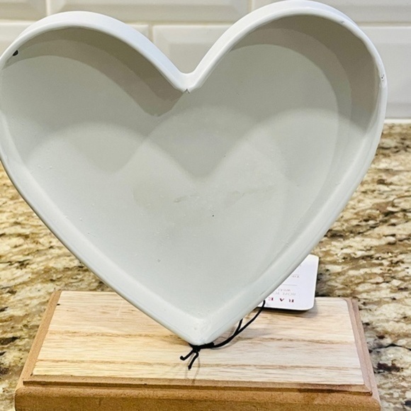 RAE DUNN NEW METAL HEART MOM ON WOODEN STAND NWT - Picture 3 of 4